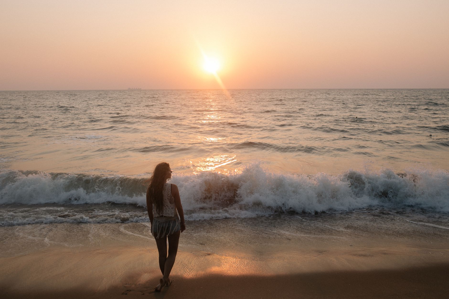 Frau im Bikini am Wasser