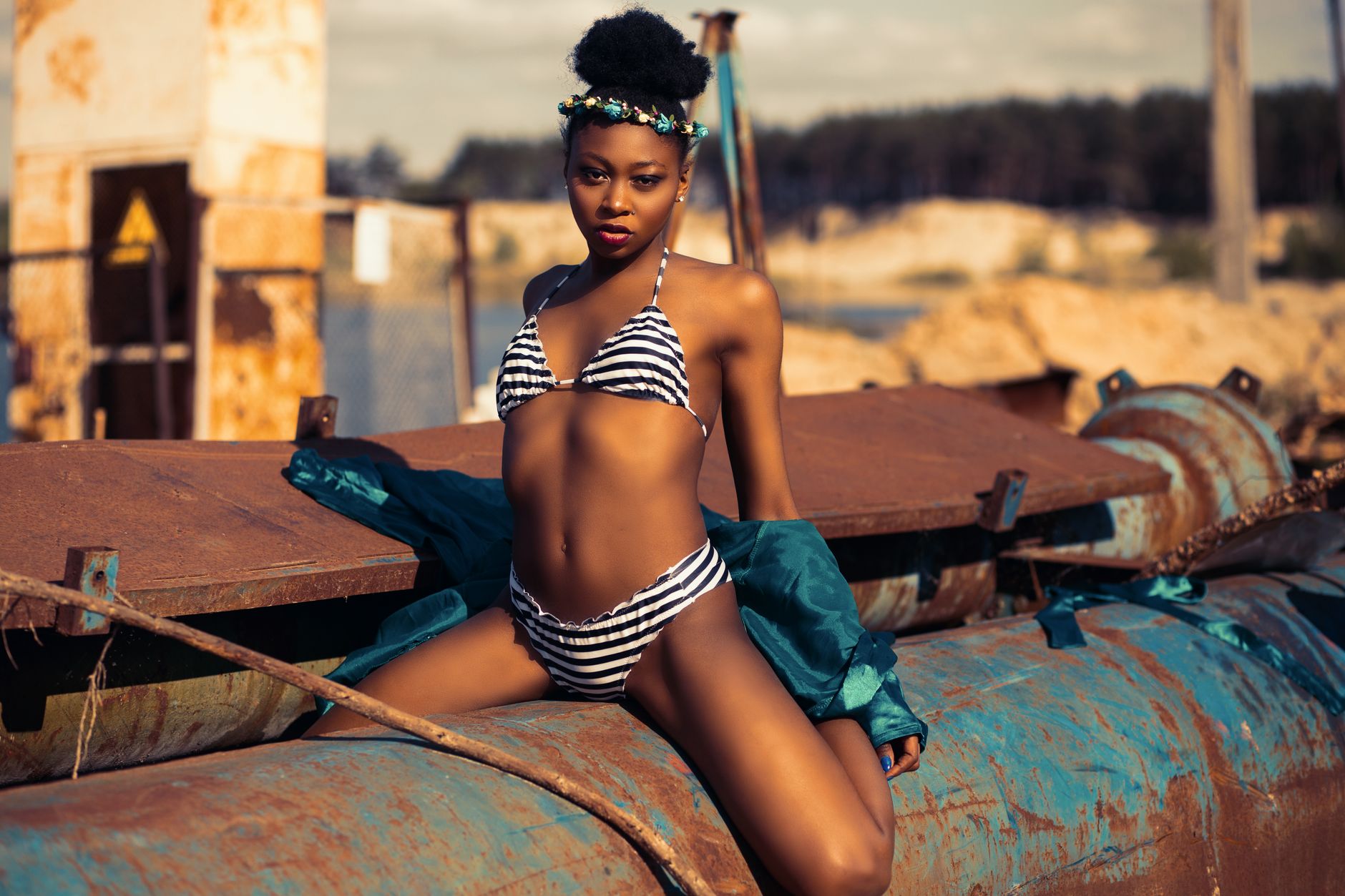 Frau im Bikini am Wasser