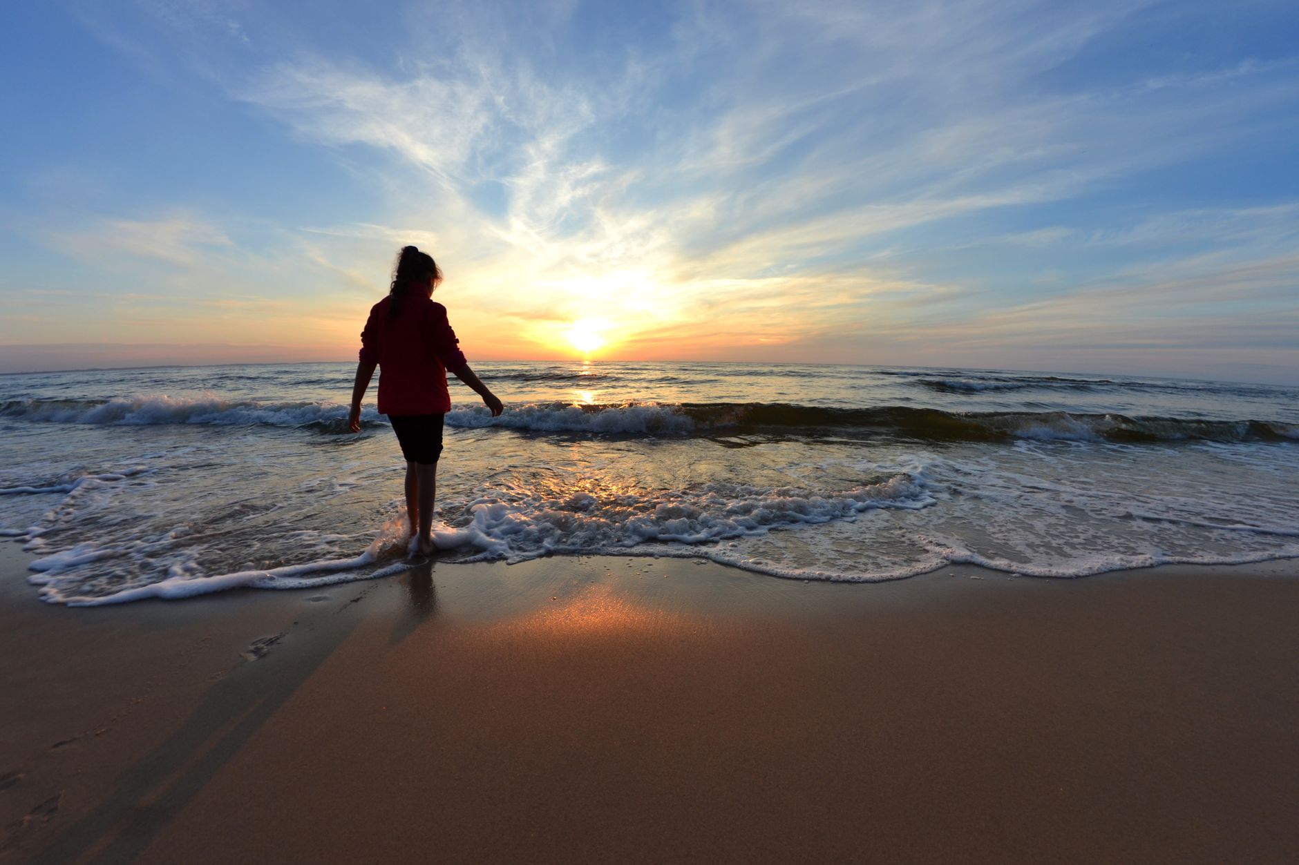 Frau im Bikini am Wasser