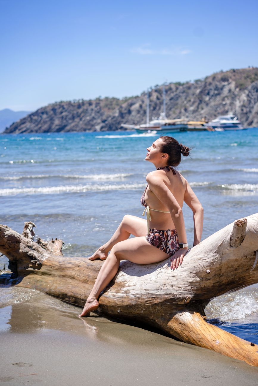 Frau im Bikini am Wasser