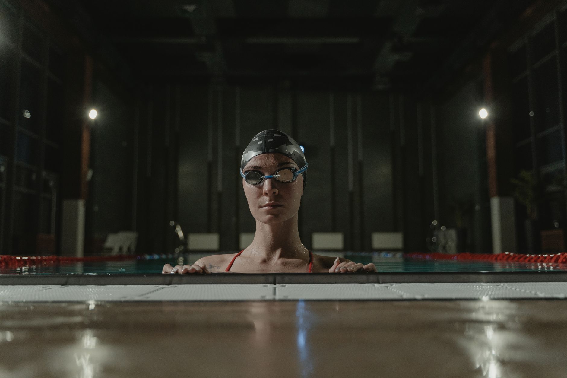 Frau im Bikini am Wasser