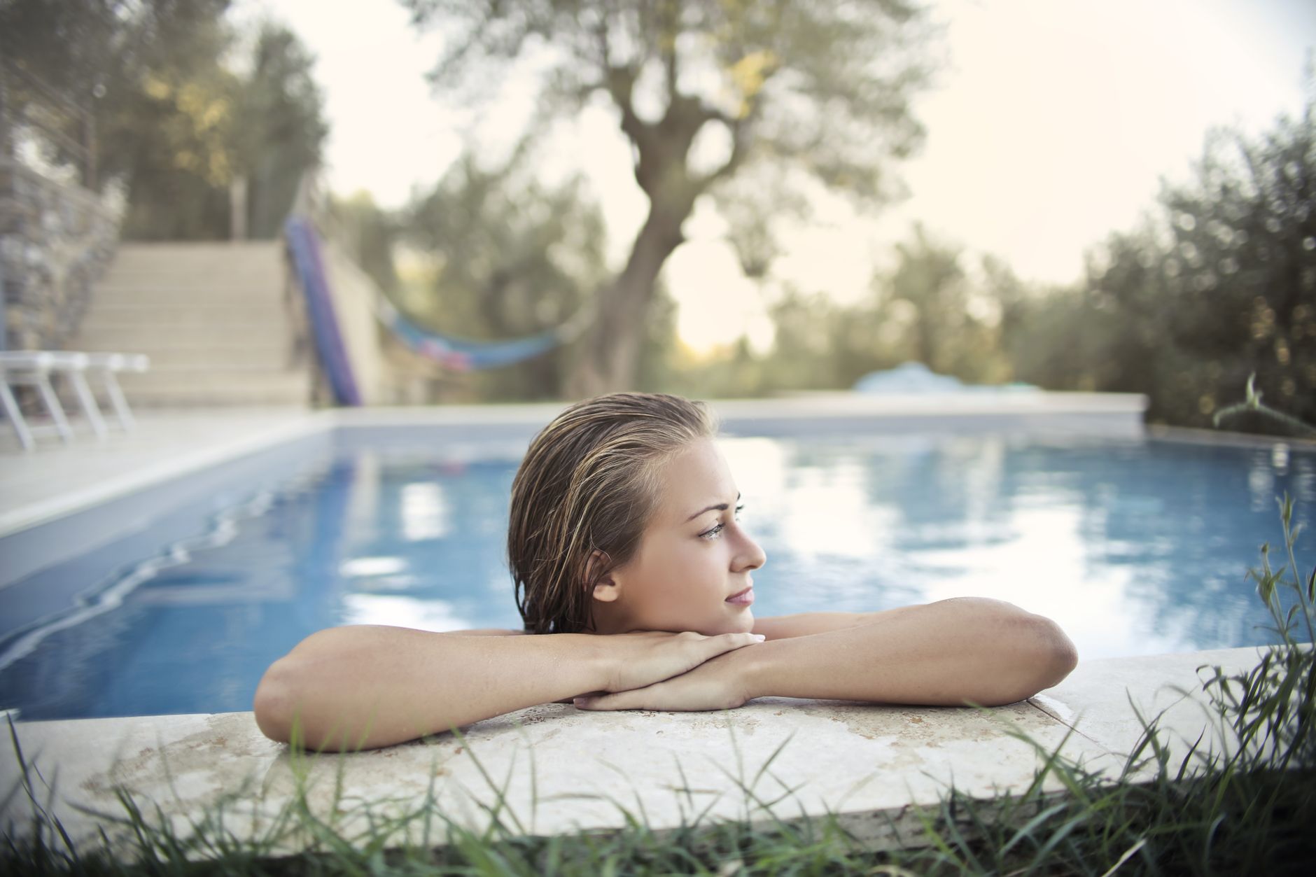 Frau im Bikini am Wasser