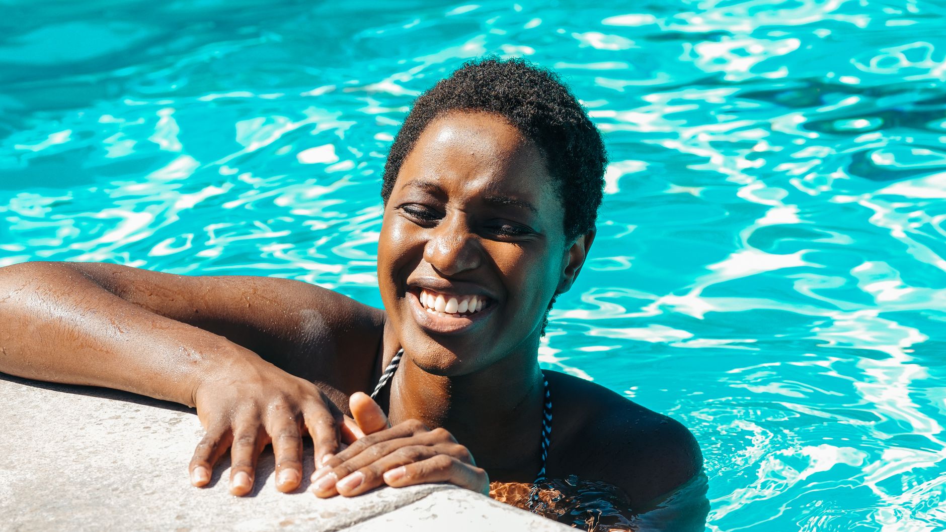 Frau im Bikini am Wasser